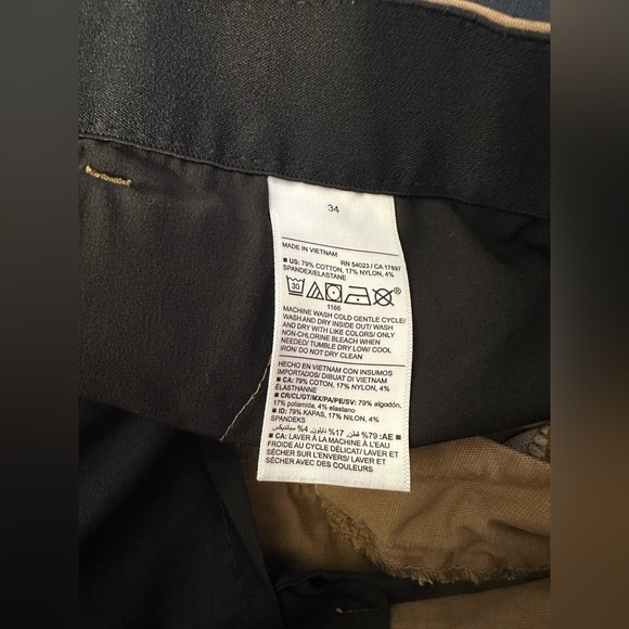 Old Navy Ultimate Tech Cargo Shorts Built-In Flex Size 34 Tan - Picture 7 of 7